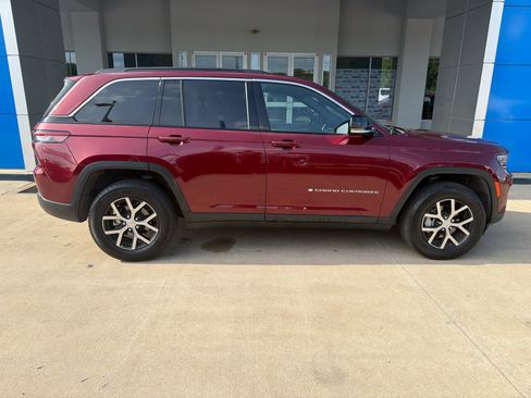 Used 2024 Jeep Grand Cherokee Limited AWD/4WD image 7