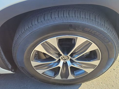 Used 2021 Toyota Highlander XLE image 9