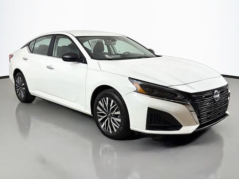Used 2025 Nissan Altima 2.5 SV AWD/4WD image 2
