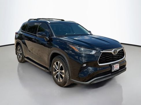 Used 2022 Toyota Highlander XLE FWD image 9