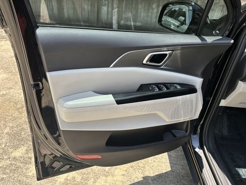 Certified 2024 Kia Carnival LX FWD image 12