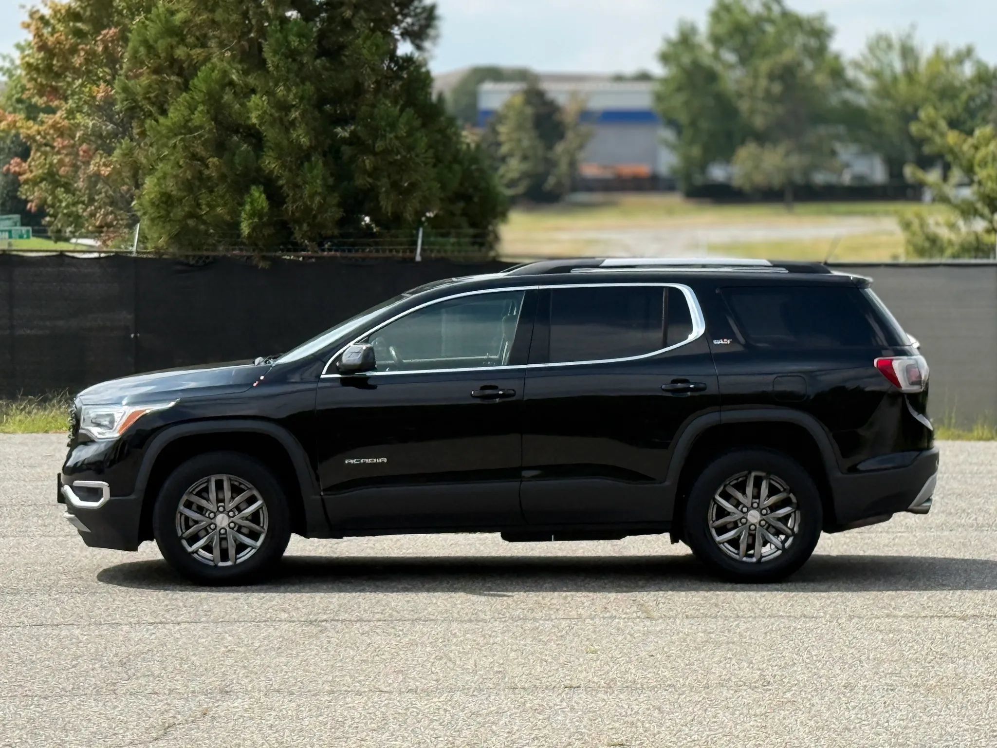Used 2017 GMC Acadia SLT w/ LPO, Black Accent Package FWD image 8