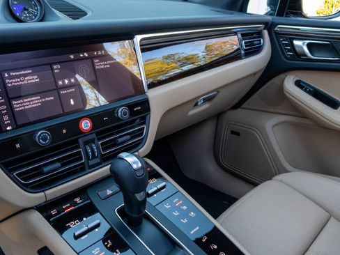 Certified 2025 Porsche Macan image 19