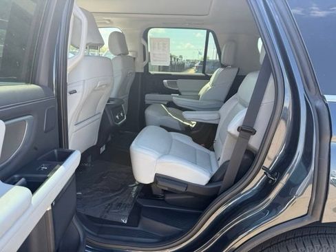 Used 2025 Ford Expedition Platinum w/ Driver's Package AWD/4WD image 16
