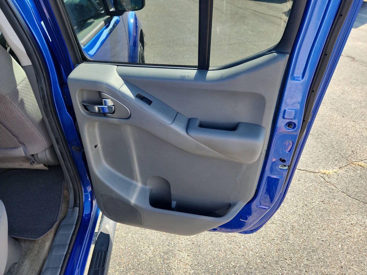 Used 2015 Nissan Frontier SV w/ SV Value Truck Package RWD image 17
