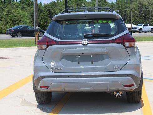 Used 2022 Nissan Kicks SV w/ Interior Electronics Package FWD image 4
