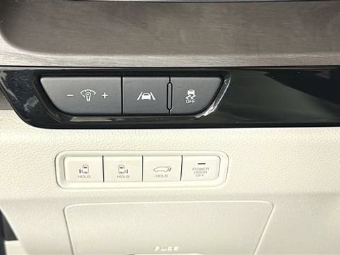 Used 2024 Kia Carnival EX FWD image 20
