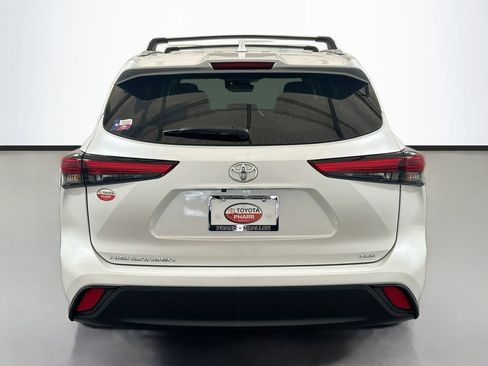 Used 2023 Toyota Highlander XLE FWD image 5