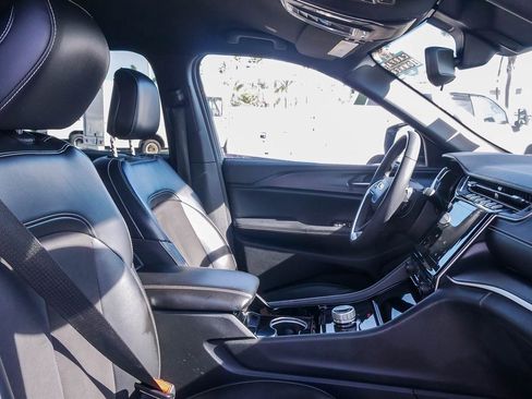 Used 2023 Jeep Grand Cherokee L Laredo image 17