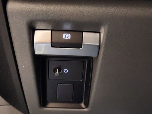 Used 2025 Land Rover Defender 110 V8 AWD/4WD image 19