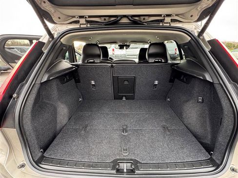 Used 2022 Volvo XC40 T4 Momentum image 36