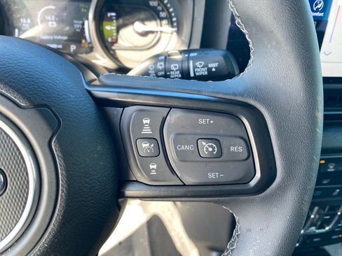 Used 2025 Jeep Wrangler Willys image 15