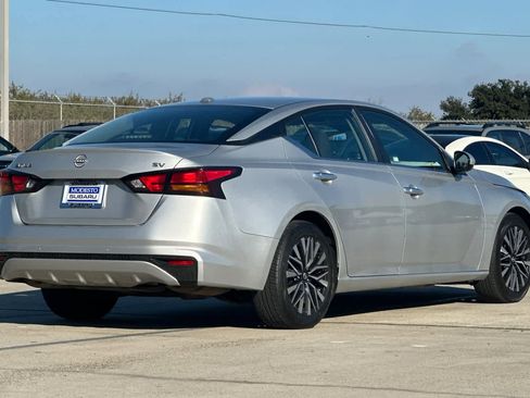 Used 2023 Nissan Altima 2.5 SV image 3