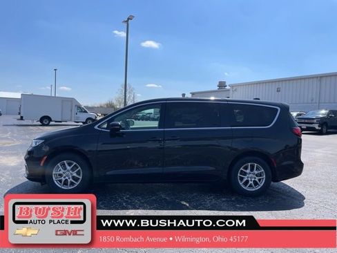 Used 2023 Chrysler Pacifica Touring-L FWD image 5