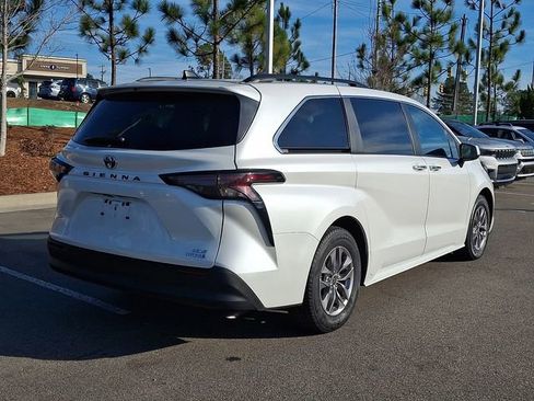Used 2024 Toyota Sienna XLE image 6