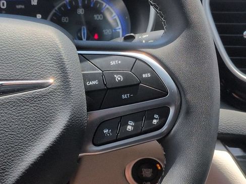 Used 2023 Chrysler Pacifica Touring-L FWD image 18
