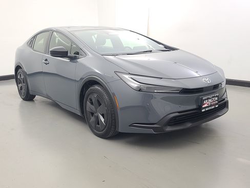 Used 2025 Toyota Prius LE image 2