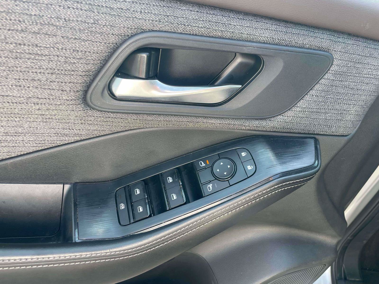 Used 2023 Nissan Rogue SV FWD image 11