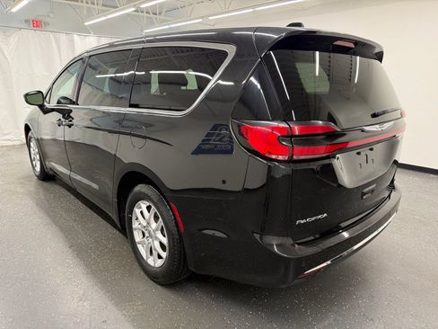 Used 2023 Chrysler Pacifica Touring-L FWD image 3