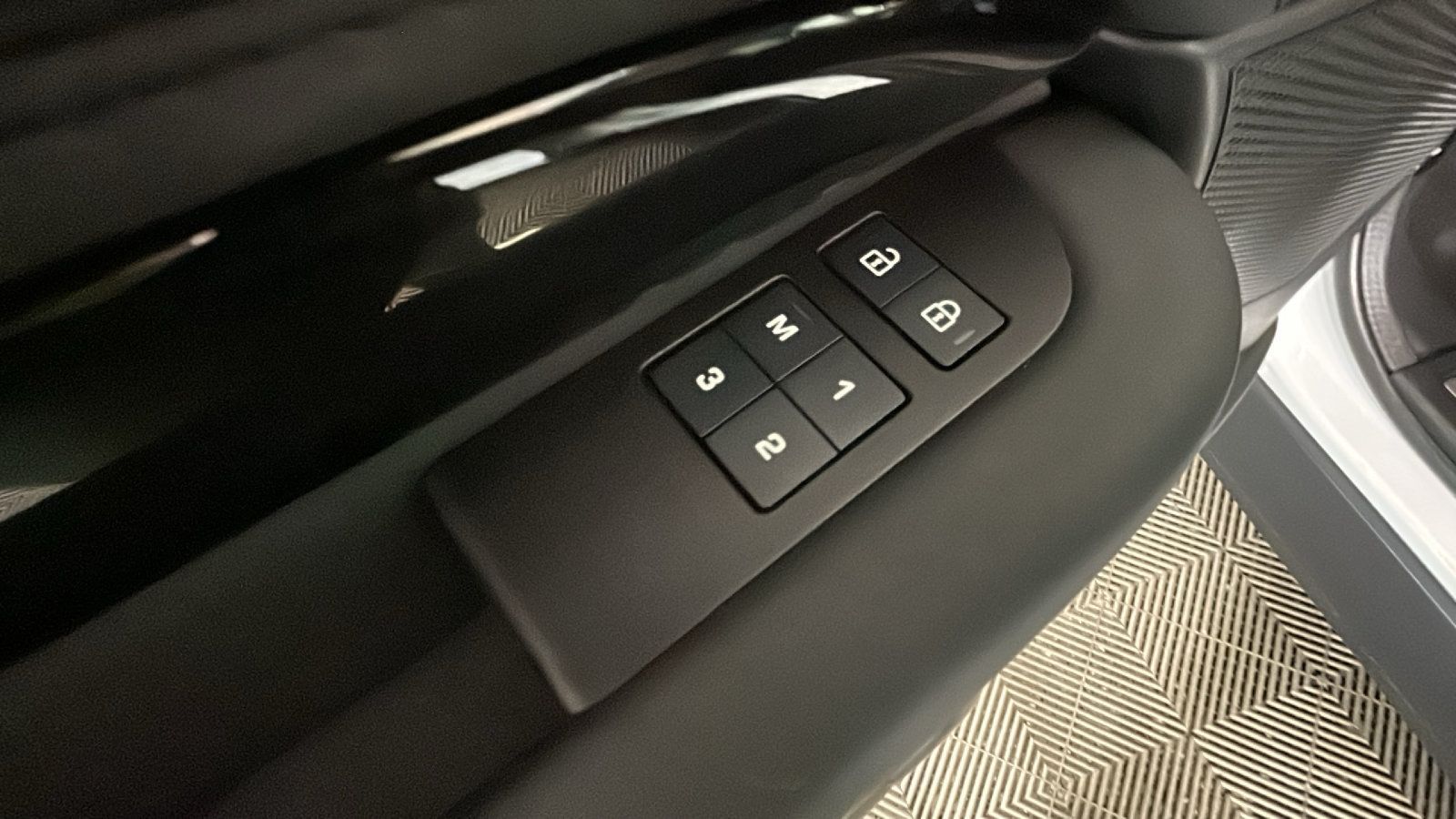 Used 2024 Land Rover Discovery S AWD/4WD image 10