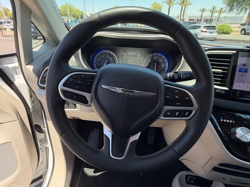 Used 2024 Chrysler Pacifica Touring-L FWD image 21
