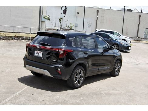 Used 2024 Kia Seltos LX AWD/4WD image 7
