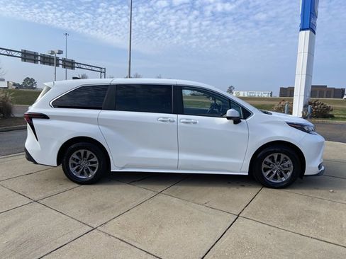 Used 2024 Toyota Sienna LE image 12