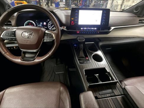 Used 2024 Toyota Sienna Platinum image 14