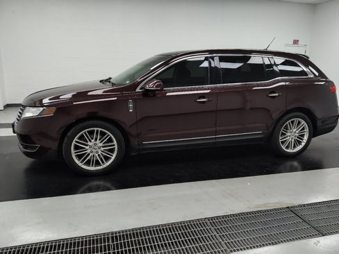 Used 2019 Lincoln MKT AWD image 2