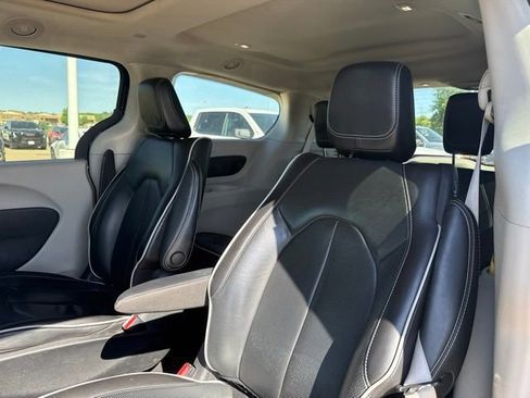 Used 2023 Chrysler Pacifica Limited FWD image 17