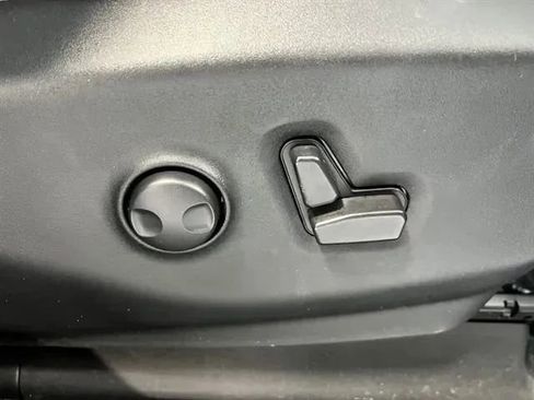 Used 2025 Chrysler Pacifica Limited FWD image 28
