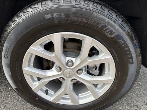 Used 2024 Jeep Grand Cherokee Limited AWD/4WD image 10