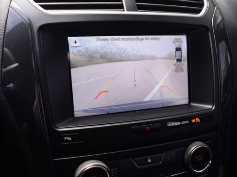 Used 2018 Ford Explorer XLT w/ Equipment Group 202A image 10