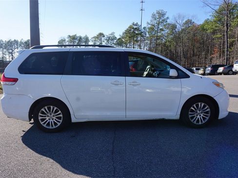 Used 2014 Toyota Sienna XLE image 24