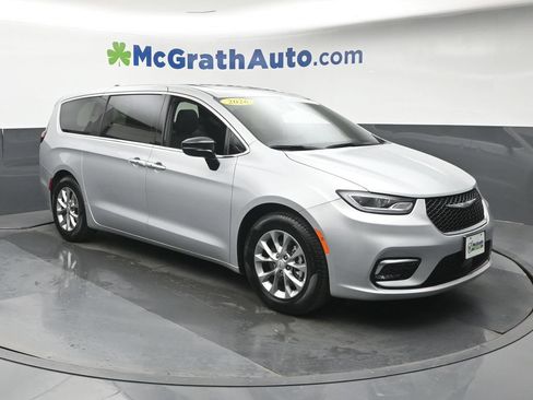 Used 2026 Chrysler Pacifica Limited FWD image 2