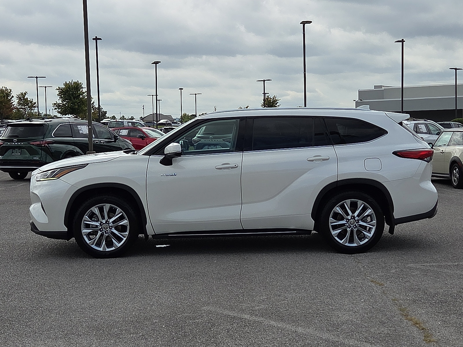 Used 2021 Toyota Highlander Limited FWD image 3