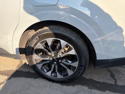 Used 2024 Kia Carnival EX image 14