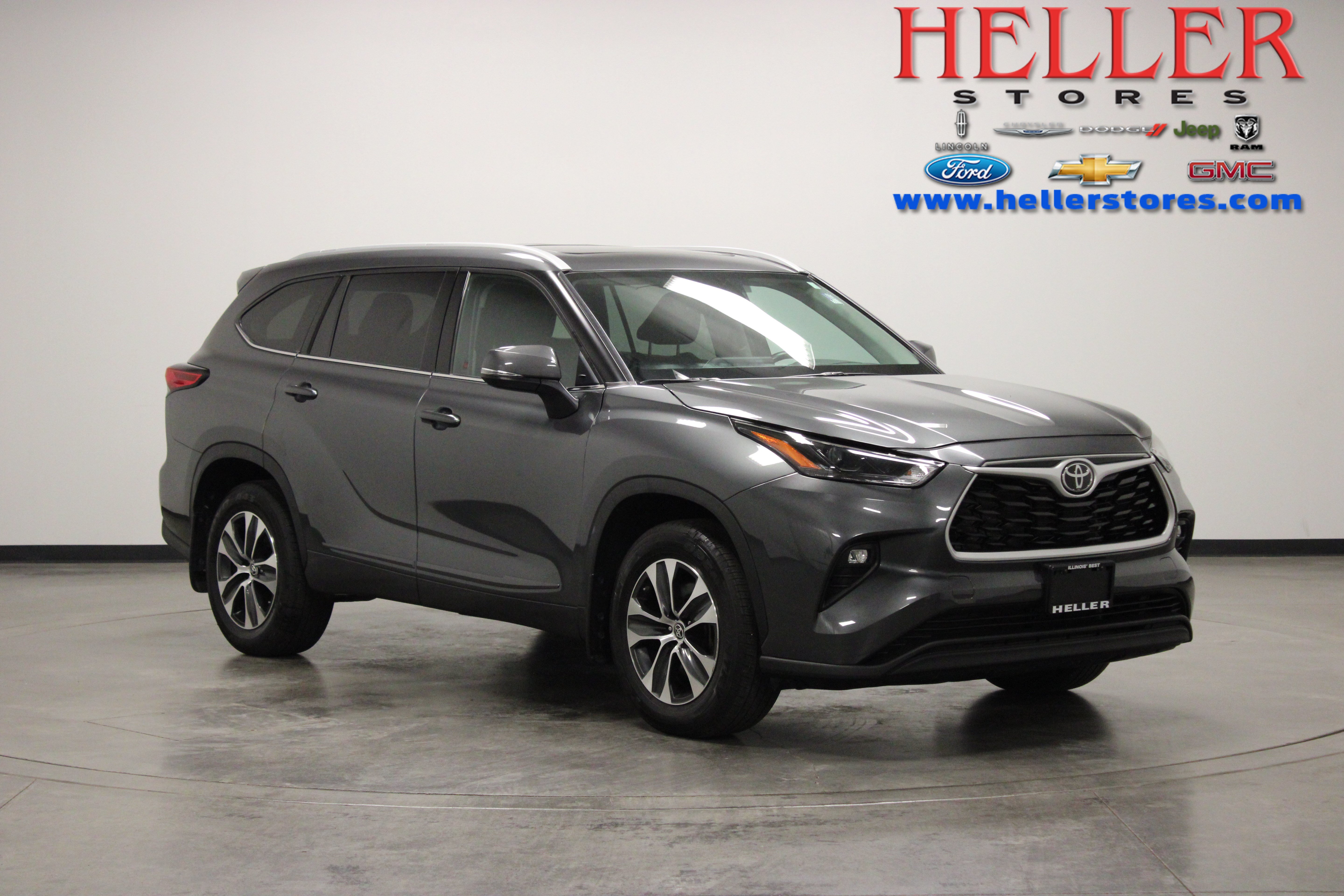 Used 2022 Toyota Highlander XLE AWD/4WD image 1