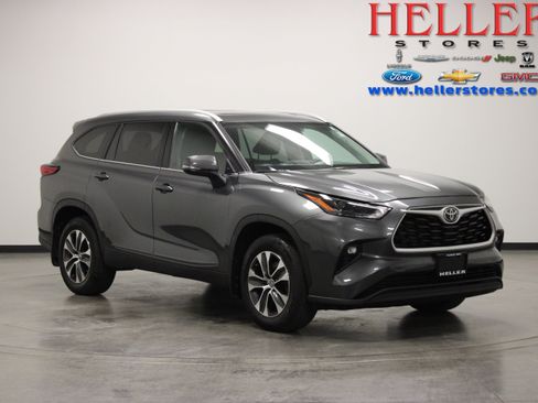 Used 2022 Toyota Highlander XLE AWD/4WD image 1