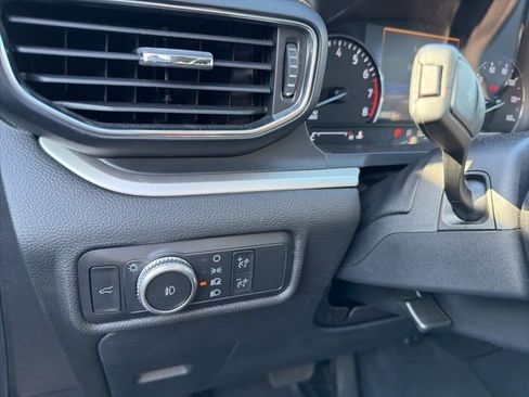 Used 2022 Ford Explorer XLT w/ Equipment Group 202A image 6