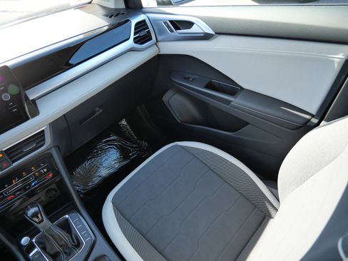 Certified 2025 Volkswagen Taos SE image 11