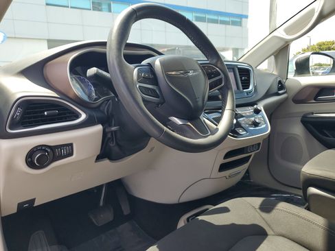 Used 2022 Chrysler Voyager LX image 19