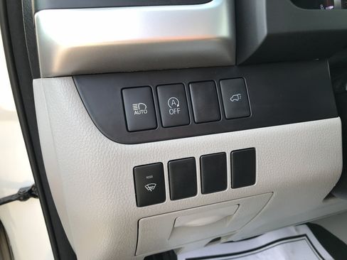 Used 2017 Toyota Highlander XLE w/ Carpet Mat Package AWD/4WD image 15