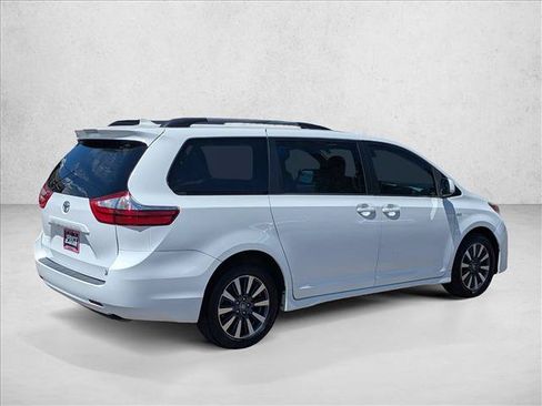 Used 2018 Toyota Sienna LE w/ Carpet Mat Package AWD/4WD image 5