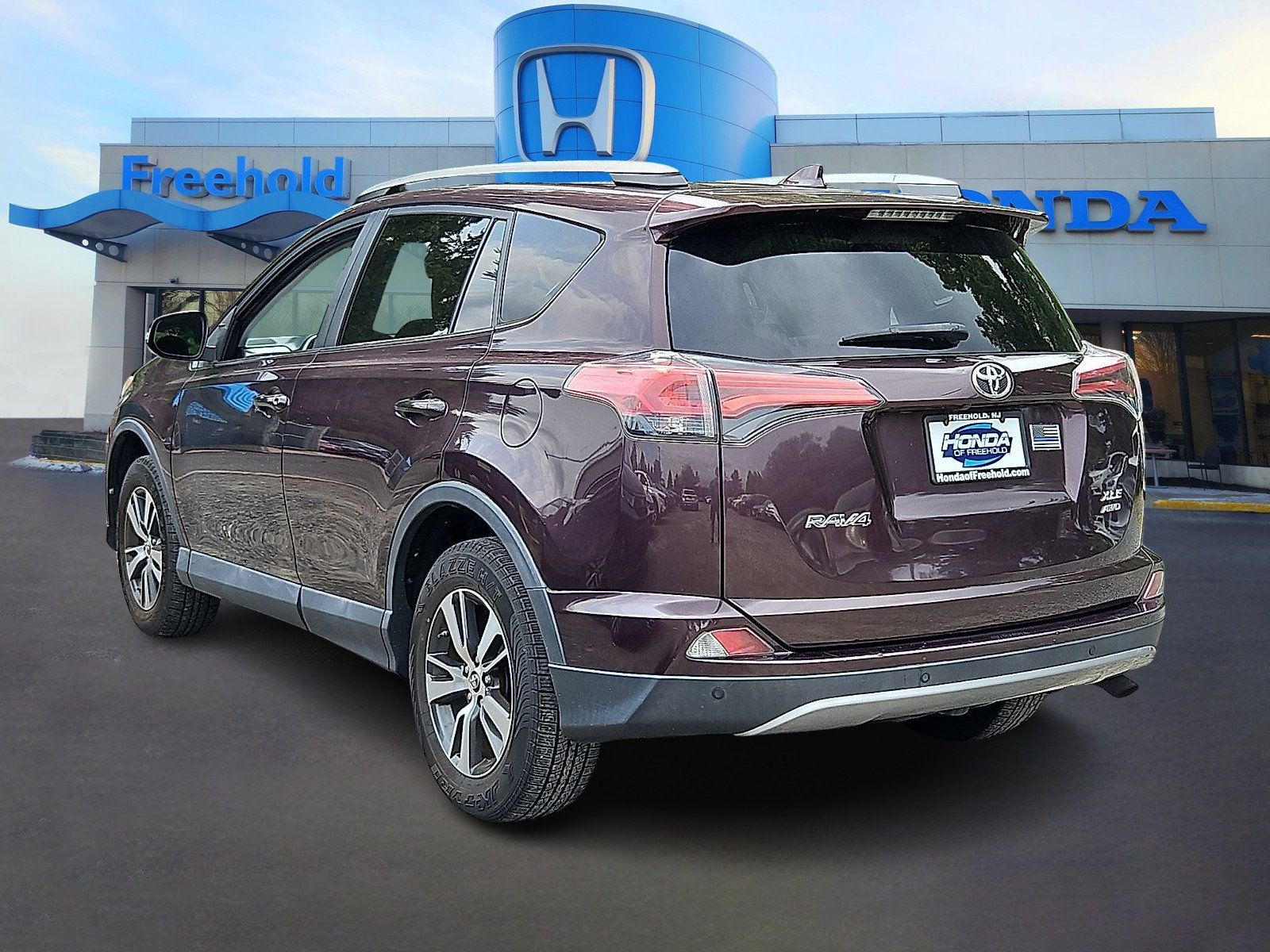 Used 2017 Toyota RAV4 XLE AWD/4WD image 5
