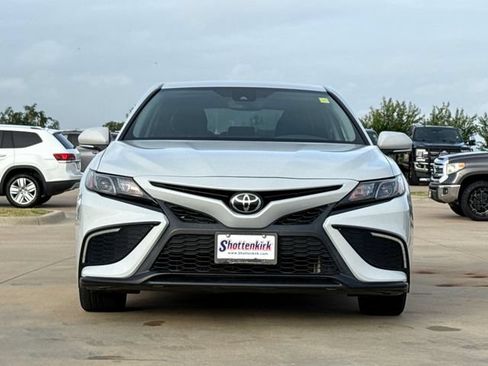 Used 2022 Toyota Camry SE FWD image 2