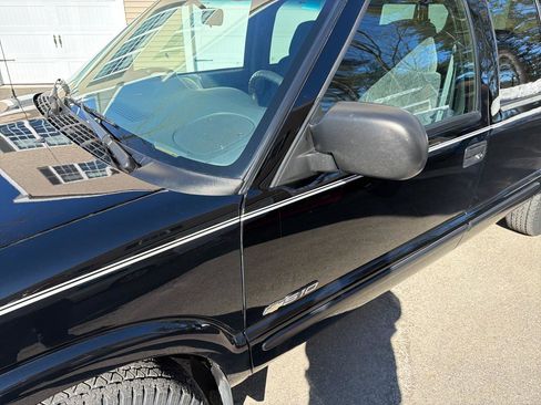 Used 2001 Chevrolet S10 Pickup LS image 13