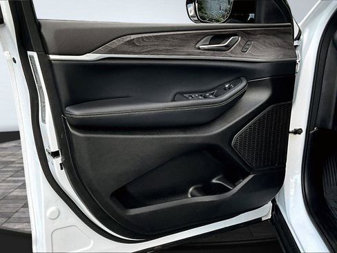 Certified 2024 Jeep Grand Cherokee Limited image 23