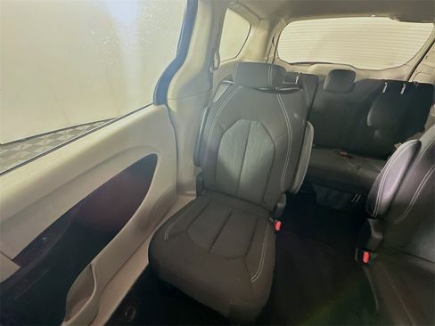 Used 2023 Chrysler Voyager LX image 12