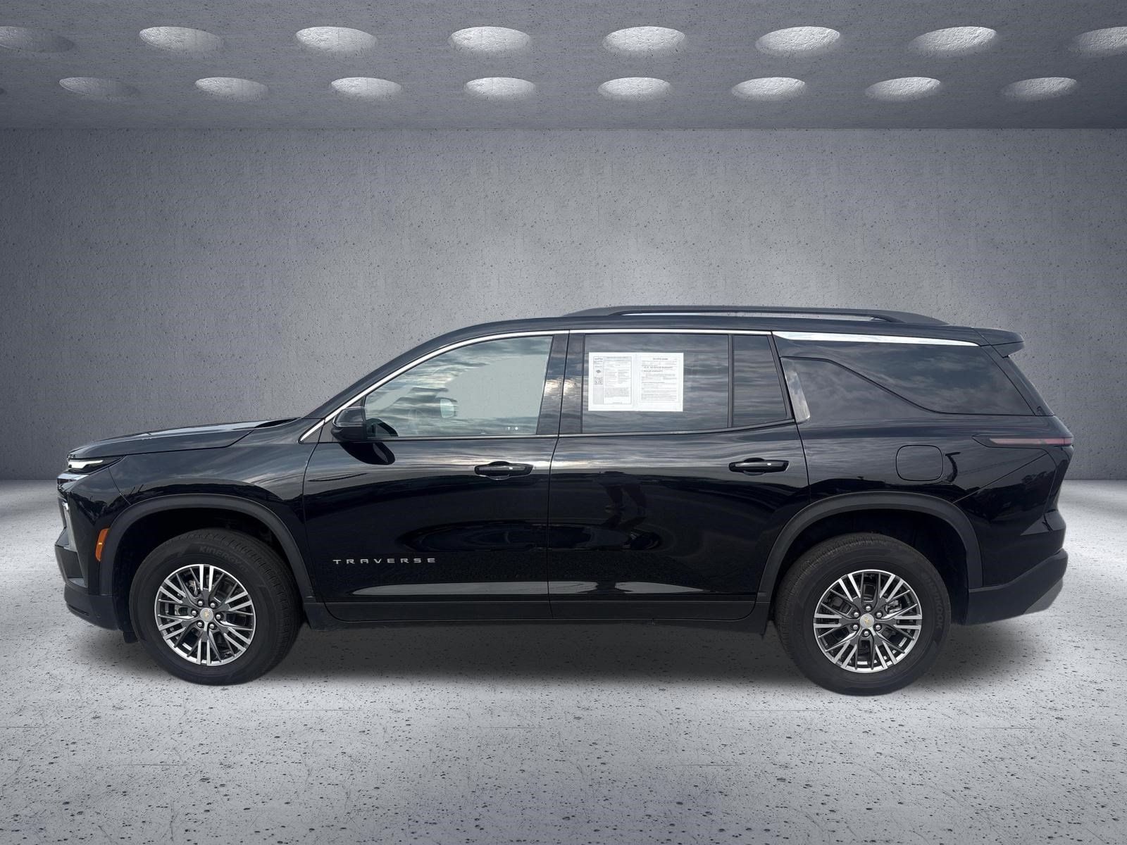 Used 2025 Chevrolet Traverse LT AWD/4WD image 2